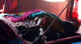 Foamete în Afganistan. O familie şi-a vândut copilul cu 500 de dolari, pentru a face rost de bani pentru mâncare